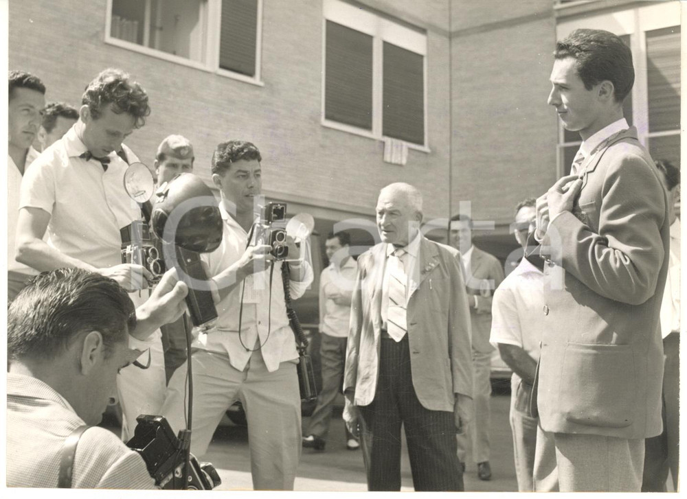 1960 ROMA OLIMPIADI Medaglia d'oro Livio BERRUTI festeggiato al Villaggio *Foto 