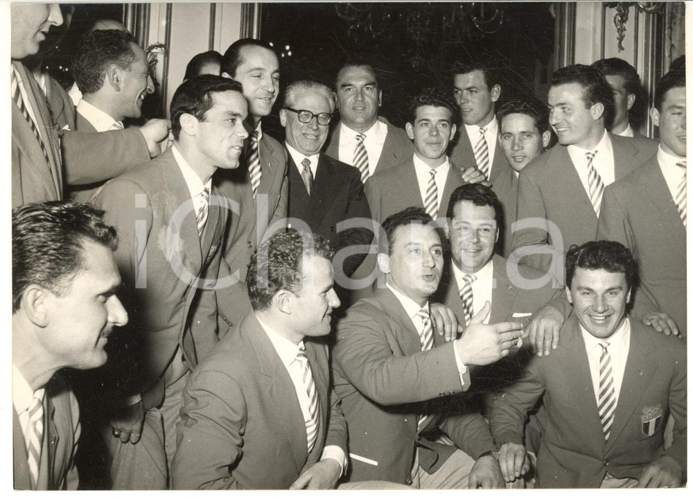 1957 ROMA Giovanni GRONCHI riceve vincitori medaglia d'oro a Olimpiadi Melbourne