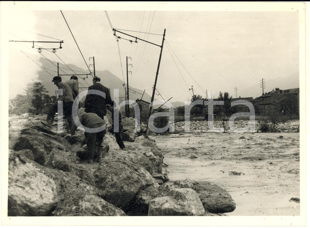 1957 ALLUVIONE BUSSOLENO (TO) Ferrovia per Modane divelta dalle acque - Foto