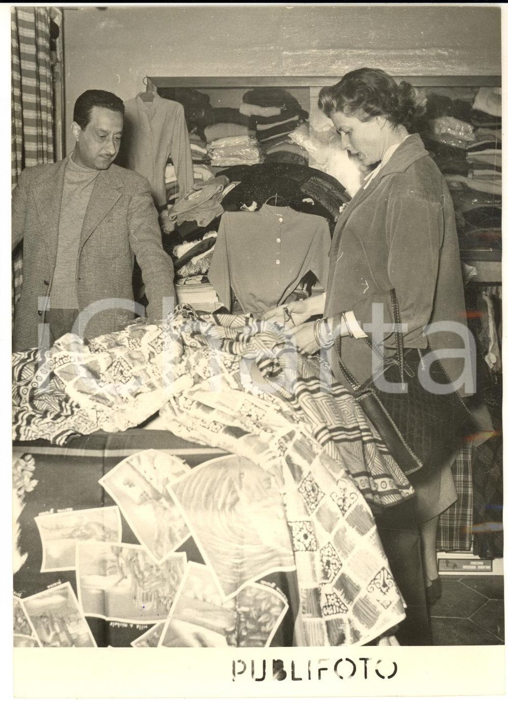 1953 CAPRI Ingrid BERGMAN in un negozio di vestiti alla moda caprese *Foto 13x18
