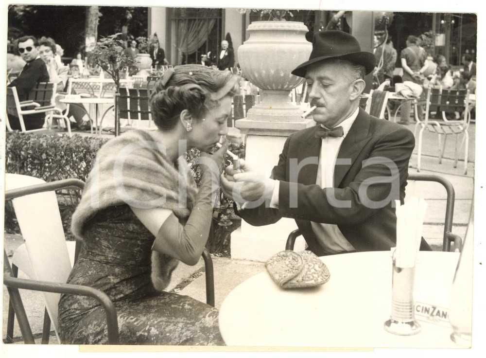 1954 CINEMA "A Paris avec l'amour" - Alec GUINNESS con Élina LABOURDETTE sul set