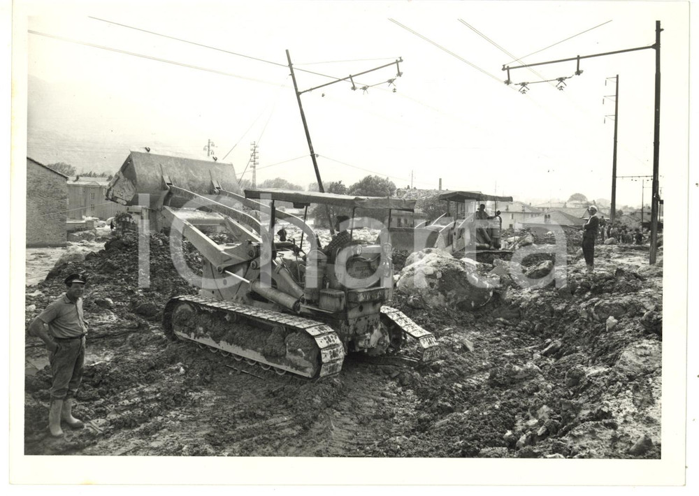Giugno 1957 ALLUVIONE AREA DI TORINO Trattori liberano le strade dal fango *Foto