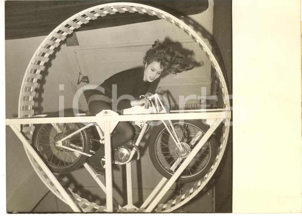 Fotografia d epoca originale 1962 PARIS FranÃ§oise DORLEAC sur une moto pour le Gala des Artistes Photo 18x13 1