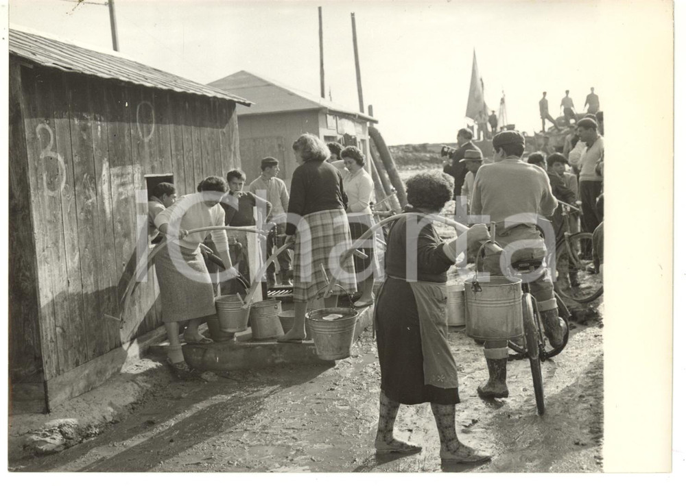 1958 ALLUVIONE PORTO TOLLE - SCARDOVARI Donne in coda per l'acqua *Foto 18x13 cm
