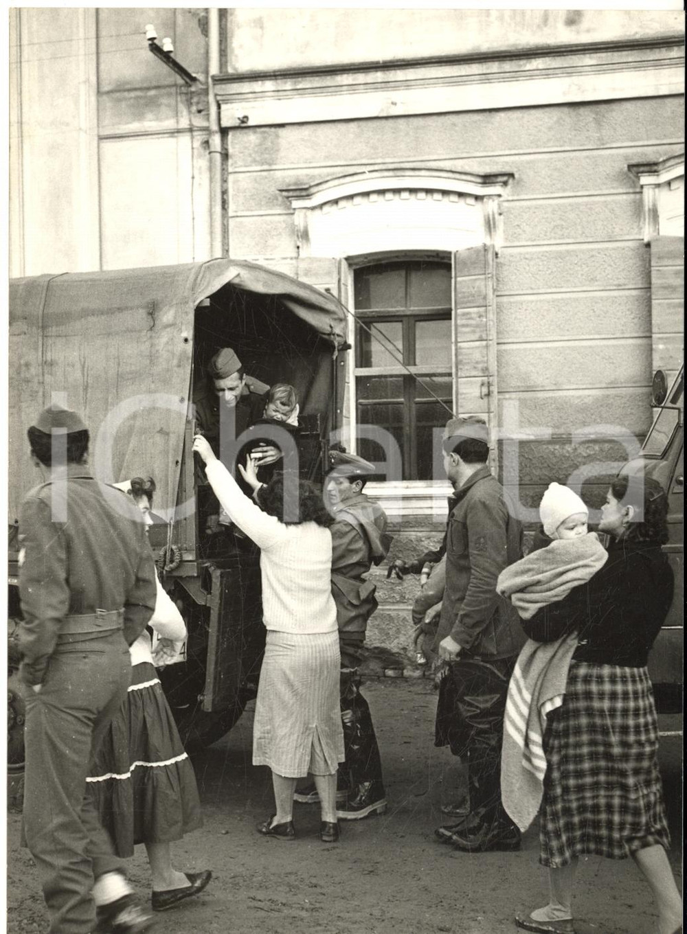 1957 ALLUVIONE POLESINE Militari portano profughi ai centri di smistamento *Foto