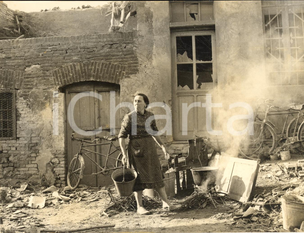 1957 CIGOGNOLA (PV) Contadina nella sua casa distrutta dal tornado *Foto 18x13