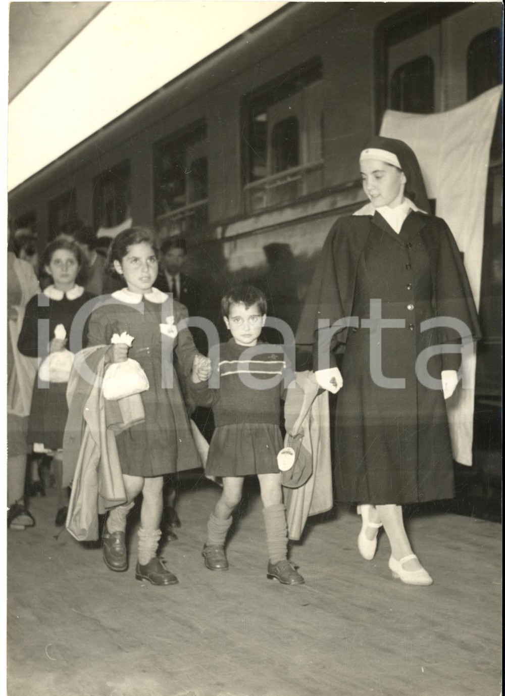 1953 ROMA TERMINI Arrivo bambini alluvionati dalla Calabria - Foto DANNEGGIATA