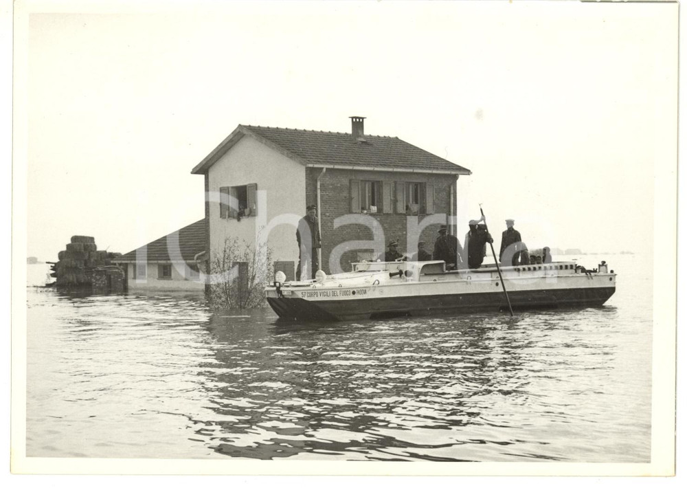 1957 ALLUVIONE POLESINE CAMERINI Vigili del Fuoco in barca nelle strade allagate