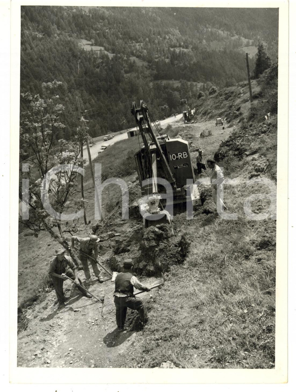 1957 ALLUVIONE EXILLES (TO) Operai al lavoro sulla strada per BARDONECCHIA *Foto  Fotografia d'epoca, con didascalie coeva.  CONDIZIONI: G FORMATO: 13x18 cm     originale e autentica 1