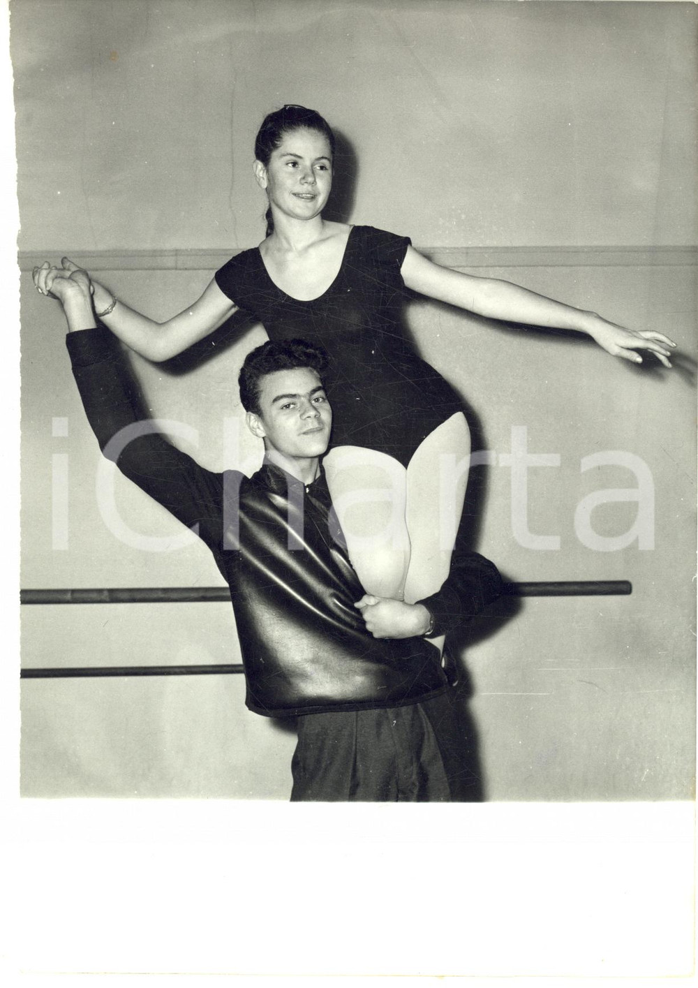 1962 PARIS Poétesse Minou DROUET se lance dans la danse avec Alain DUBOIS *Photo