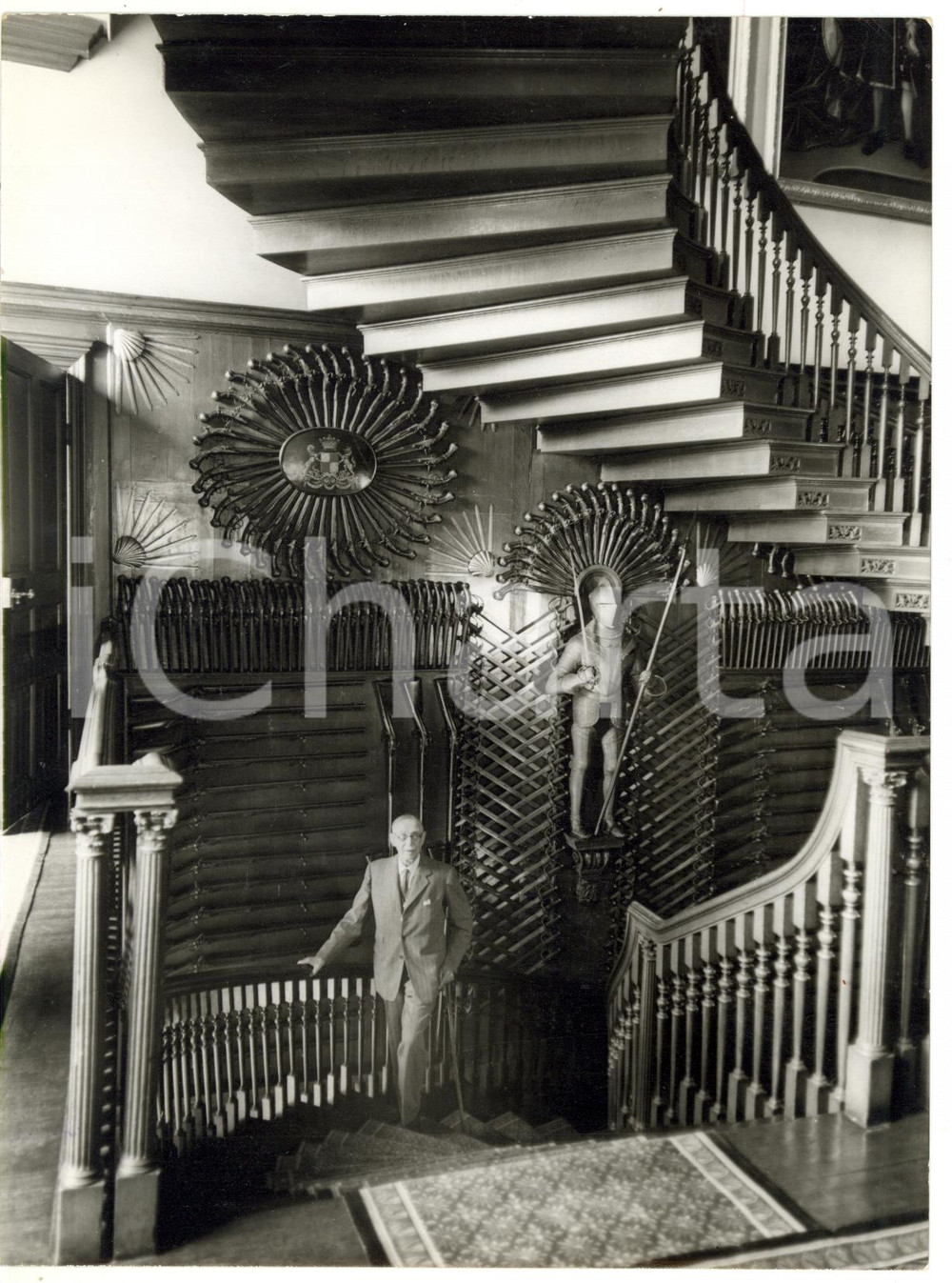 1959 CHEVENING HOUSE James STANHOPE on the circular staircase in the hall *Foto