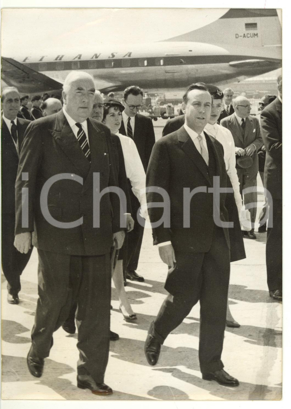 Fotografia d epoca originale 1959 PARIS ORLY Robert MENZIES accolto all arrivo da Michel DEBRÃ‰ Foto 13x18 cm 1