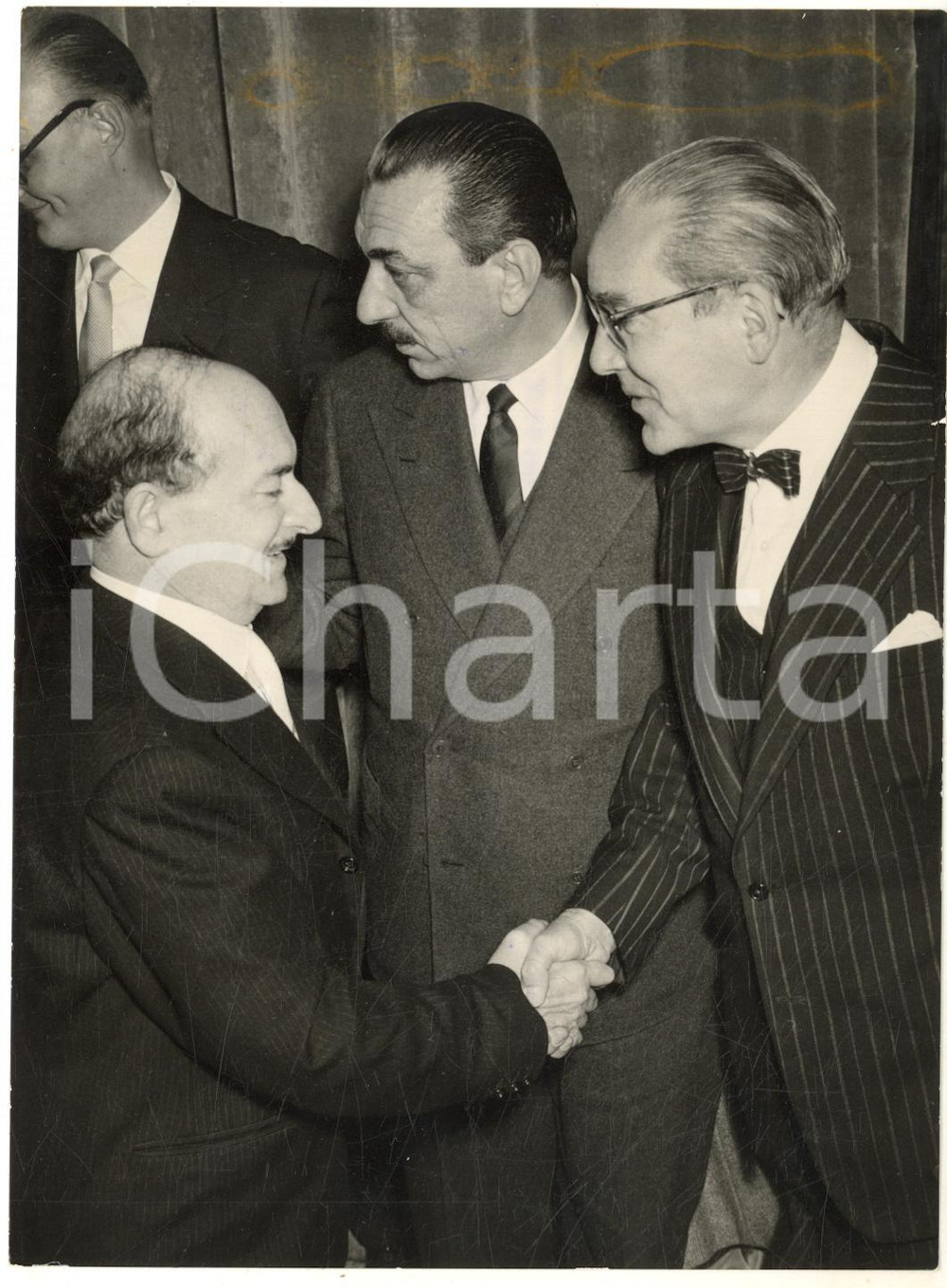 1959 MILANO Alberto MONDADORI e Salvatore QUASIMODO al cocktail in suo onore