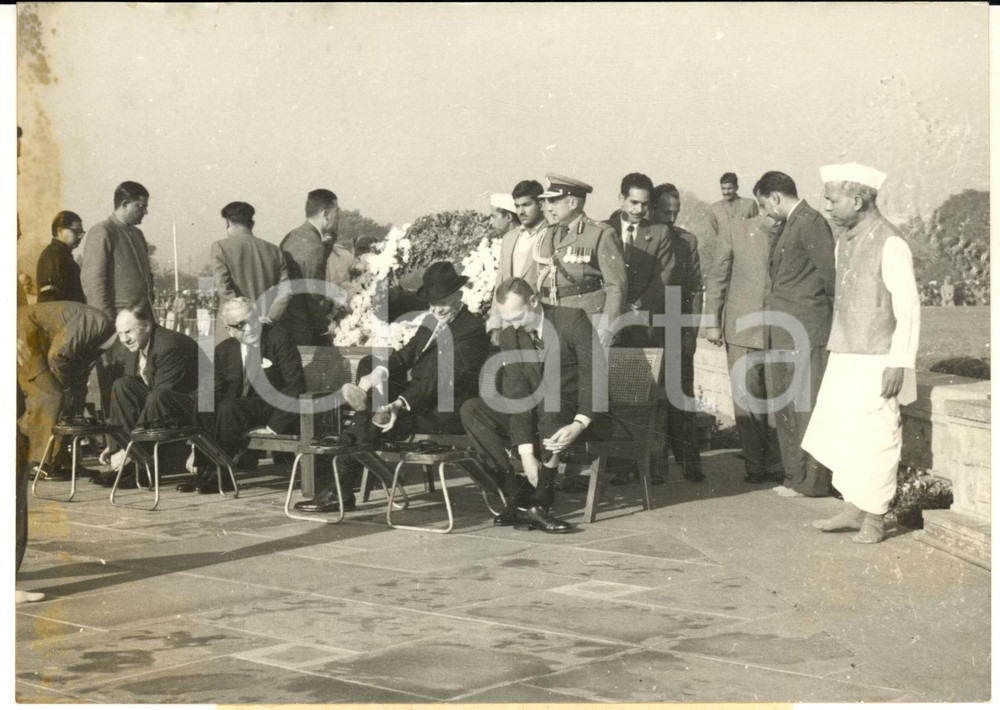 1959 NEW DELHI (INDIA) Dwight EISENHOWER visiting Gandhi Memorial *DAMAGED photo