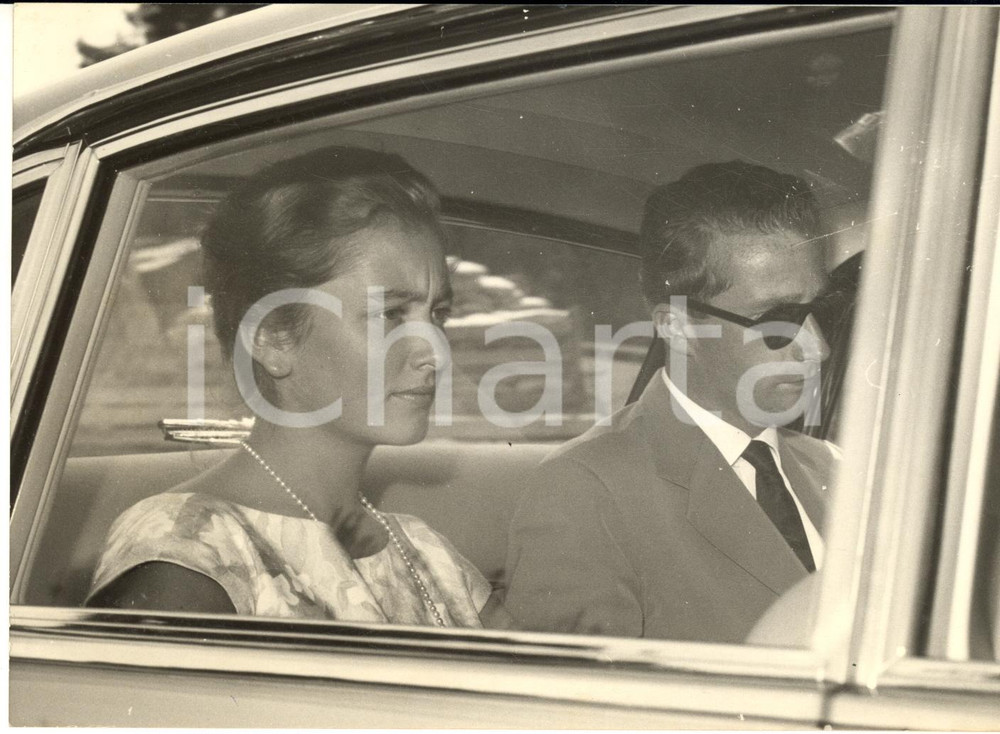 1959 ROMA Paola RUFFO DI CALABRIA Alberto del Belgio all'uscita dall'ambasciata