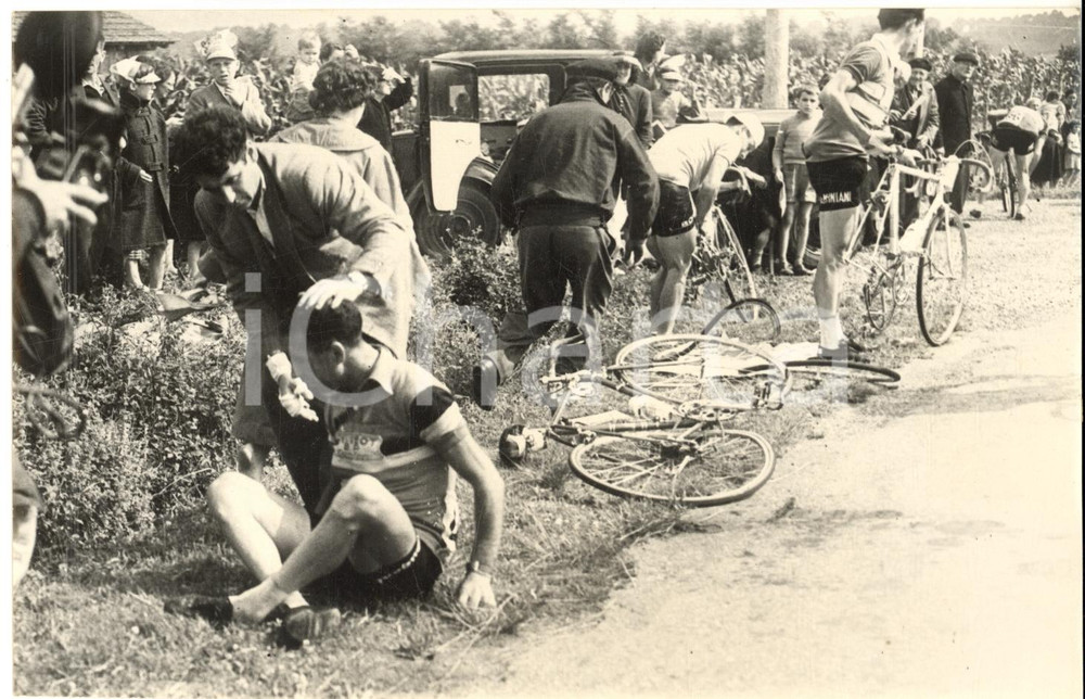 1958 CICLISMO TOUR DE FRANCE BORDEAUX-DAX Pino CERAMI dopo la caduta *Foto 18x13