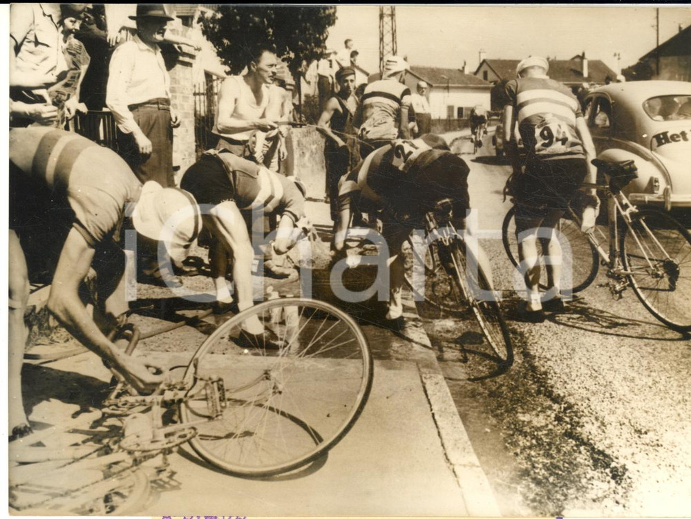 1957 CICLISMO TOUR DE FRANCE Corridori si rinfrescano lungo la strada *Foto 