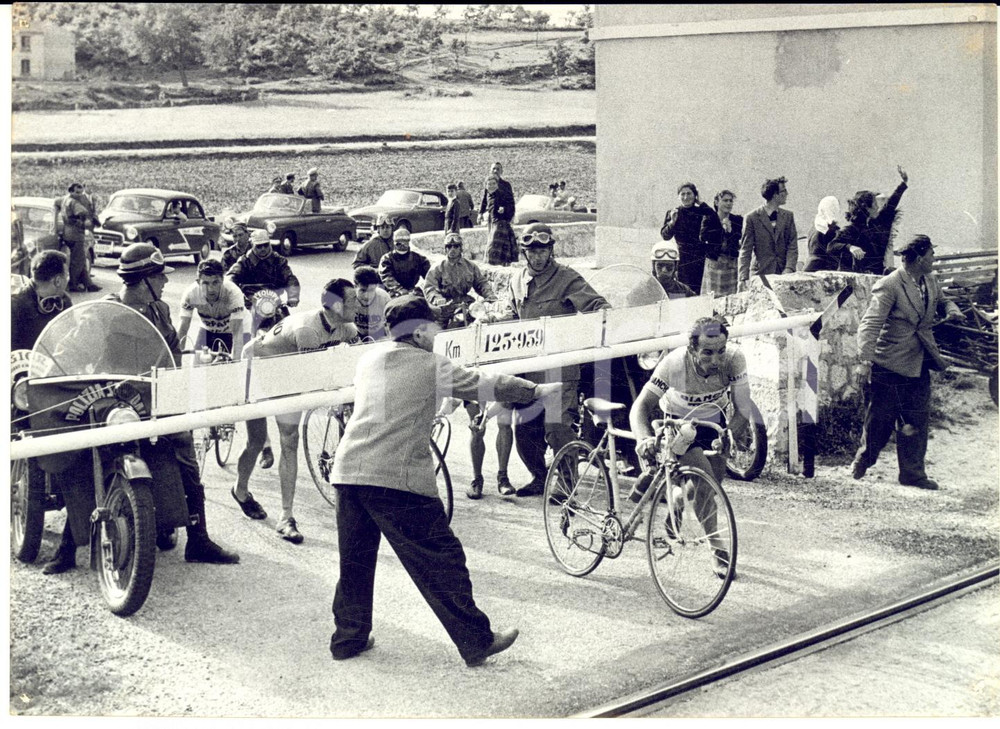 1955 ca CICLISMO GIRO D'ITALIA BOJANO Nino DEFILIPPIS al passaggio a livello 