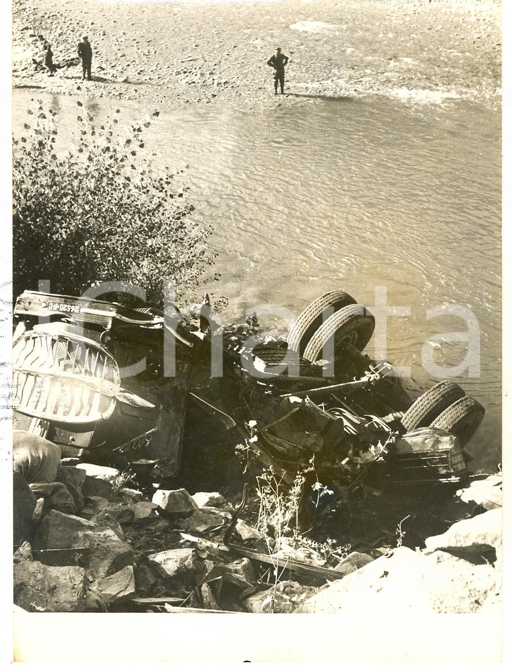 1956 BOBBIO (PC) Camion precipitato nel fiume TREBBIA *Fotografia 13x18 cm  Fotografia d'epoca con didascalia coeva al verso.  CONDIZIONI: G (ma lieve alone diffuso) FORMATO: 13x18 cm     originale e autentica 1