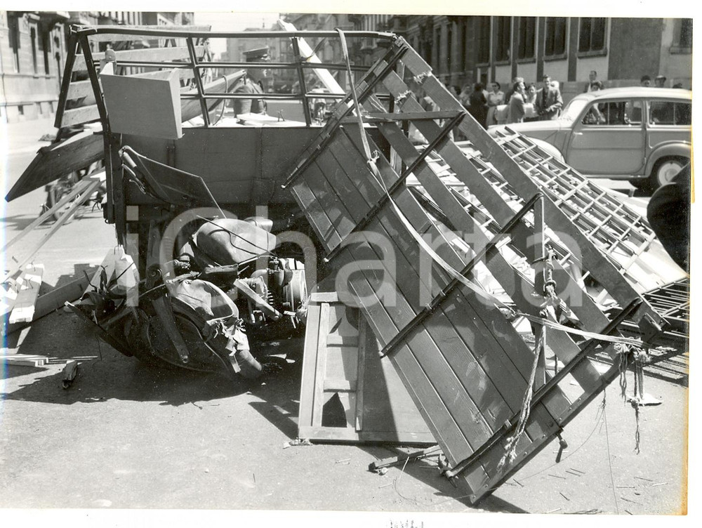 1956 MILANO Via Vallazze - Resti di un motocarro dopo tragico incidente *Foto