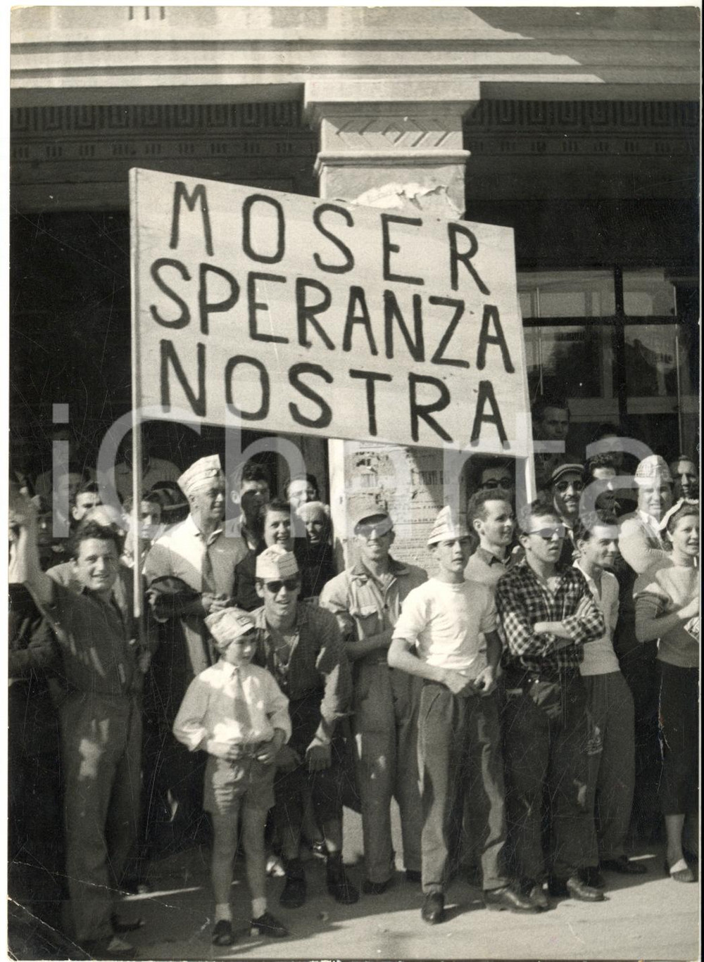 1955 CICLISMO GIRO D'ITALIA 16^ Tappa - Cartelli pro Aldo MOSER - Foto 13x18  Fotografia d'epoca con didascalia coeva.  CONDIZIONI: POOR (piegatura all'angolo inferiore sinsitro) FORMATO: 13x18 cm     originale e autentica 1