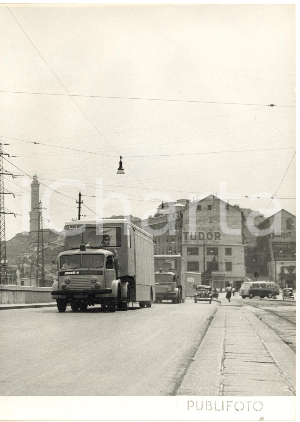 1954 GENOVA Arrivo della carovana della MOSTRA ATOMICA *Foto COSTUME 18x24 cm Fotografia d'epoca con didascalia coeva.  CONDIZIONI: G (ma lieve piegatura marginale e lieve sovraimpressione al margine inferiore) FORMATO: 18x24 cm     originale e autentica 1