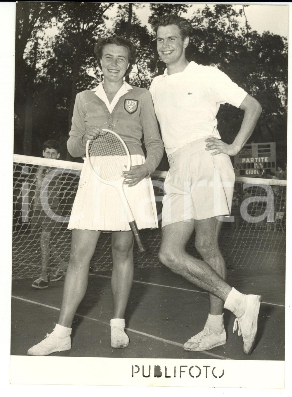 1953 NAPOLI - TORNEO INTERNAZIONALE DI TENNIS Patricia WARD con Sven DAVIDSON  Fotografia d'epoca con didascalia coeva al verso.    CONDIZIONI: G FORMATO: 13x18 cm     originale e autentica 1
