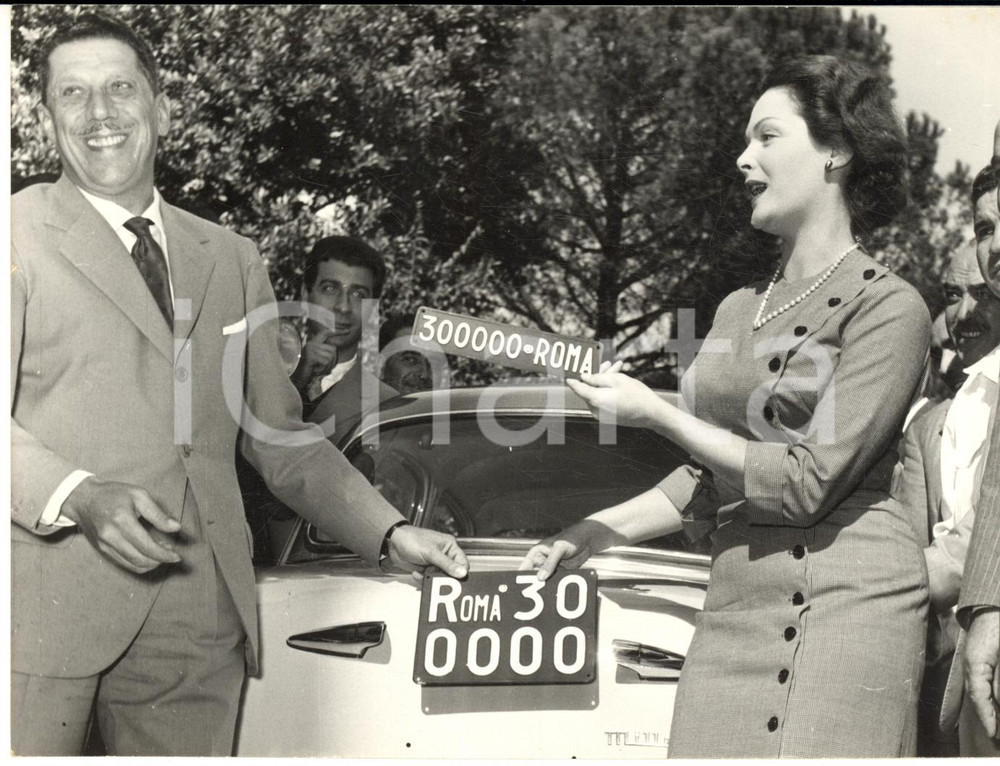 1957 ROMA Tamara LEES all'assegnazione targa 300.000 per FIAT 1100 - Foto