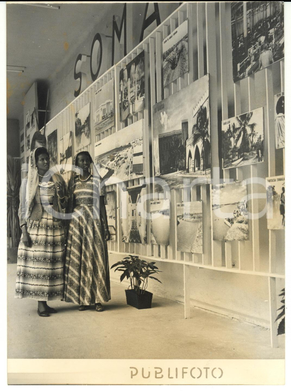 1956 MILANO - FIERA CAMPIONARIA Stand SOMALIA - Donne in abito tradizionale