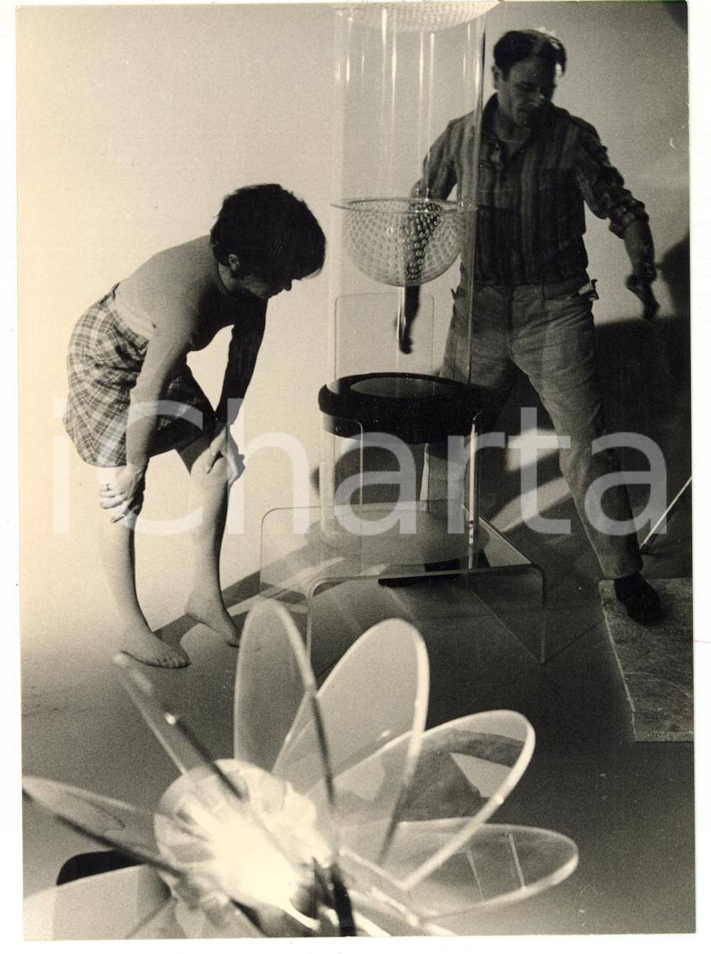 1968 MILANO Pierre BOULAT fotografa oggetti di design italiano *Foto 13x18 cm