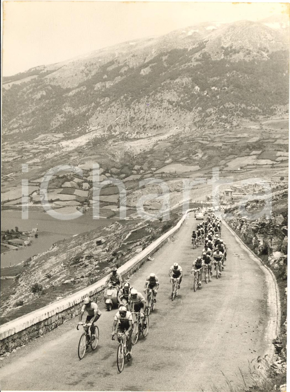 1955 CICLISMO GIRO D'ITALIA ROCCARASO 13^ Tappa - Passaggio gruppo - Foto 13x18  Fotografia d'epoca con didascalia coeva.  CONDIZIONI: G FORMATO: 13x18 cm     originale e autentica 1