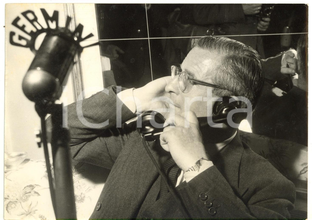1958 ROMA William ROSPIGLIOSI al telefono con la giornalista Elsa MAXWELL *Foto