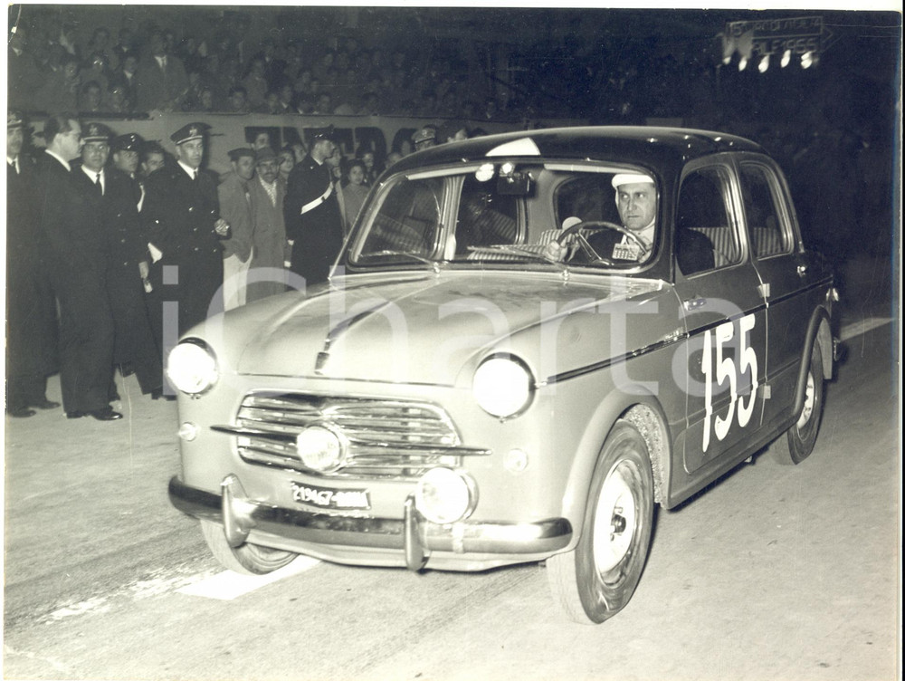 1953 GENOVA LIEGI-ROMA-LIEGI Passaggio di un  concorrente tra la folla -  Foto