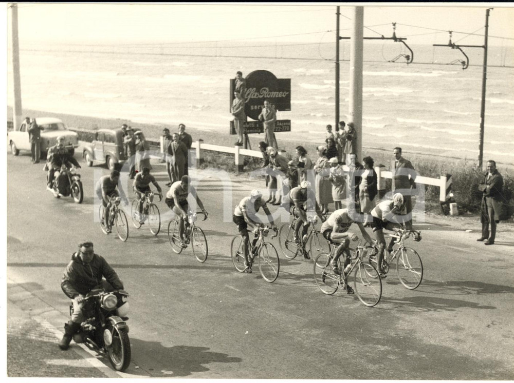 1955 ca CICLISMO GIRO D'ITALIA ROCCA FALCONARA Passaggio della corsa *Foto 18x13