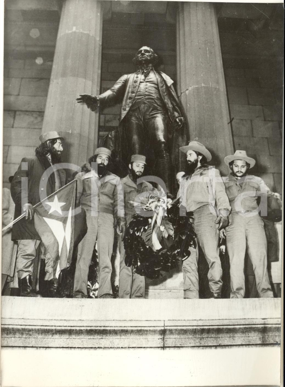 1959 WASHINGTON Seguaci di Fidel CASTRO omaggiano monumento a Washington  Fotografia d'epoca con didascalia dattiloscritta coeva.  CONDIZIONI: GFORMATO: 13x18 cm     originale e autentica 1