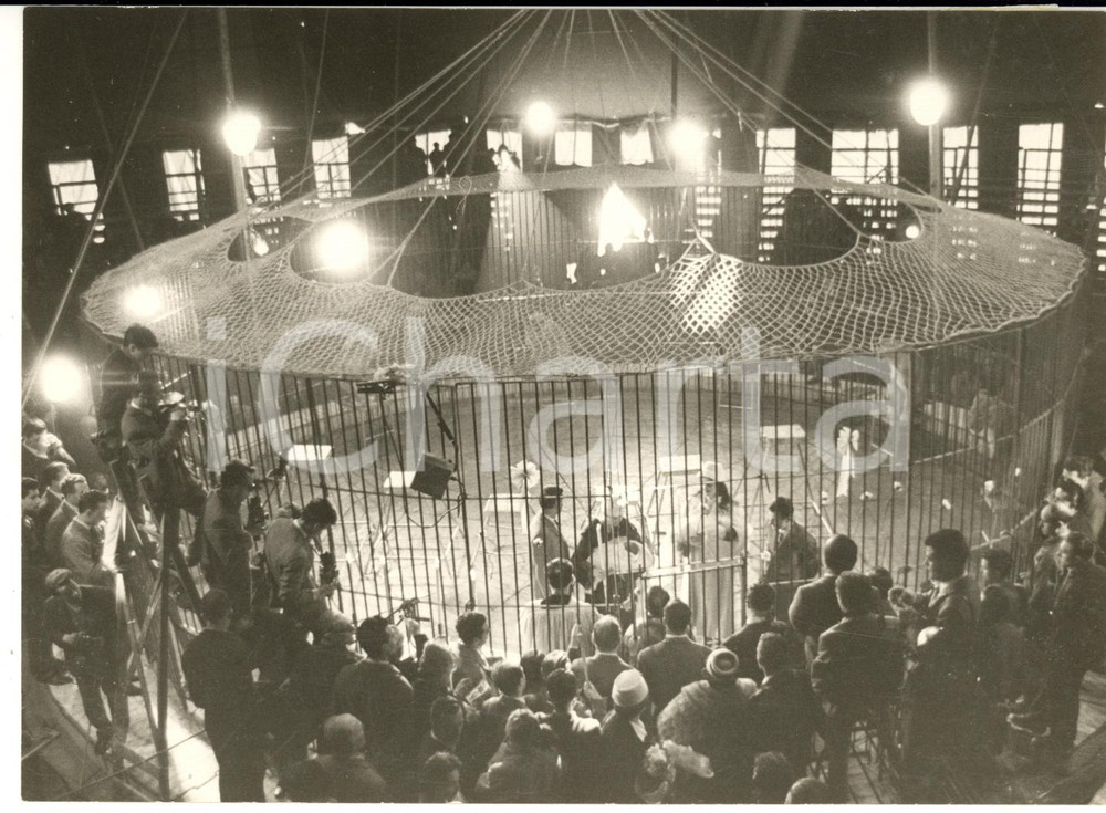 1957 MILANO CIRCO ORFEI Battesimo di bambine nella gabbia dei leoni *Foto 18x13