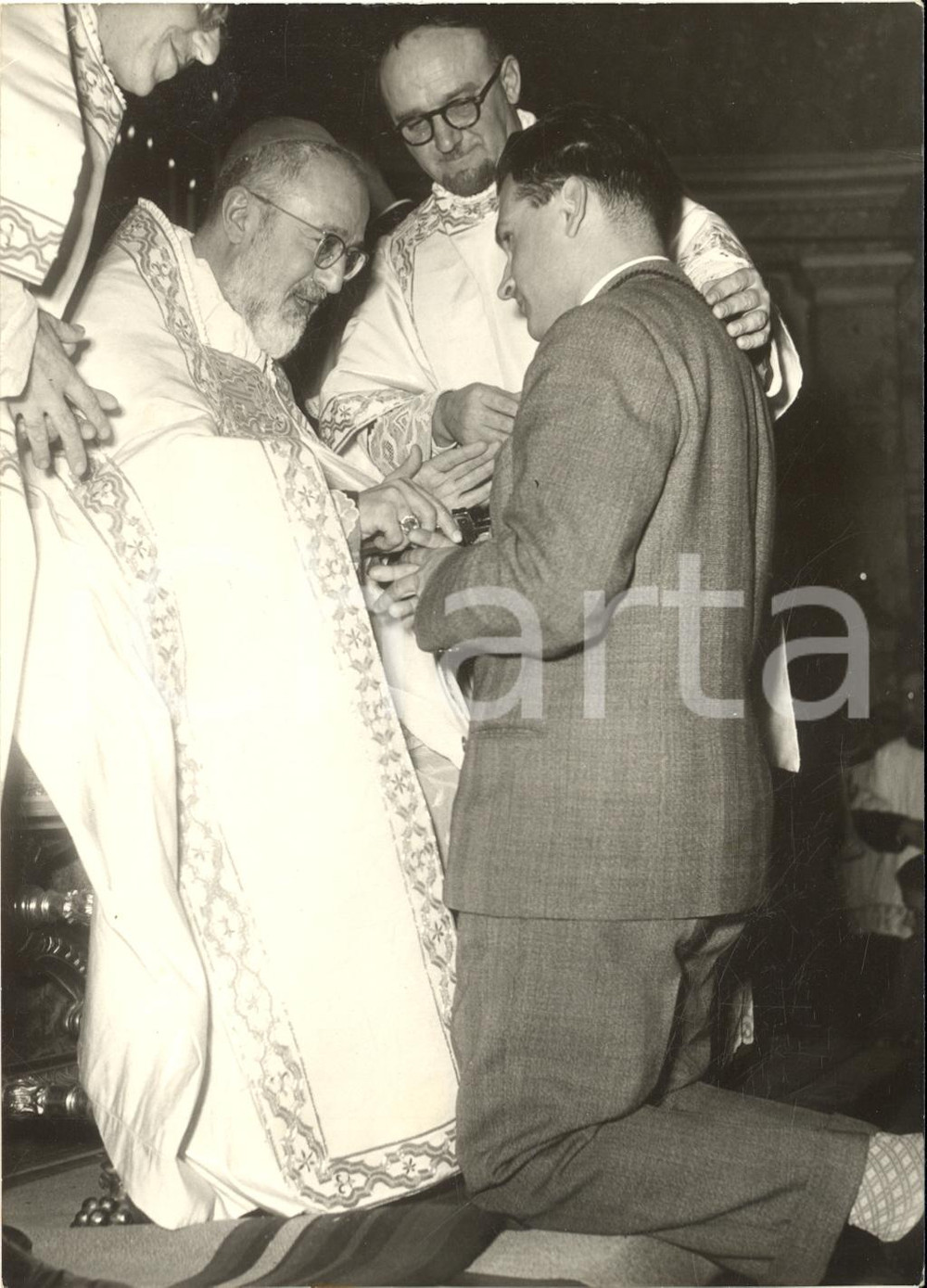 1958 ROMA Card. Gregorio AGAGIANIAN consegna crocifisso a missionario laico