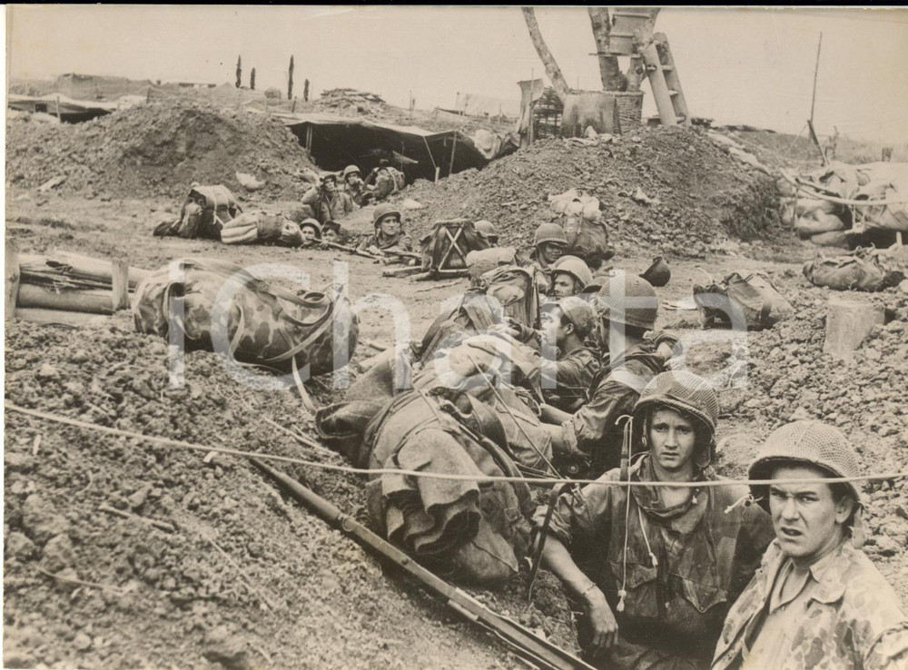 1953 GUERRA LAOS - Soldati francesi e vietnamiti in attesa nelle trincee *Foto