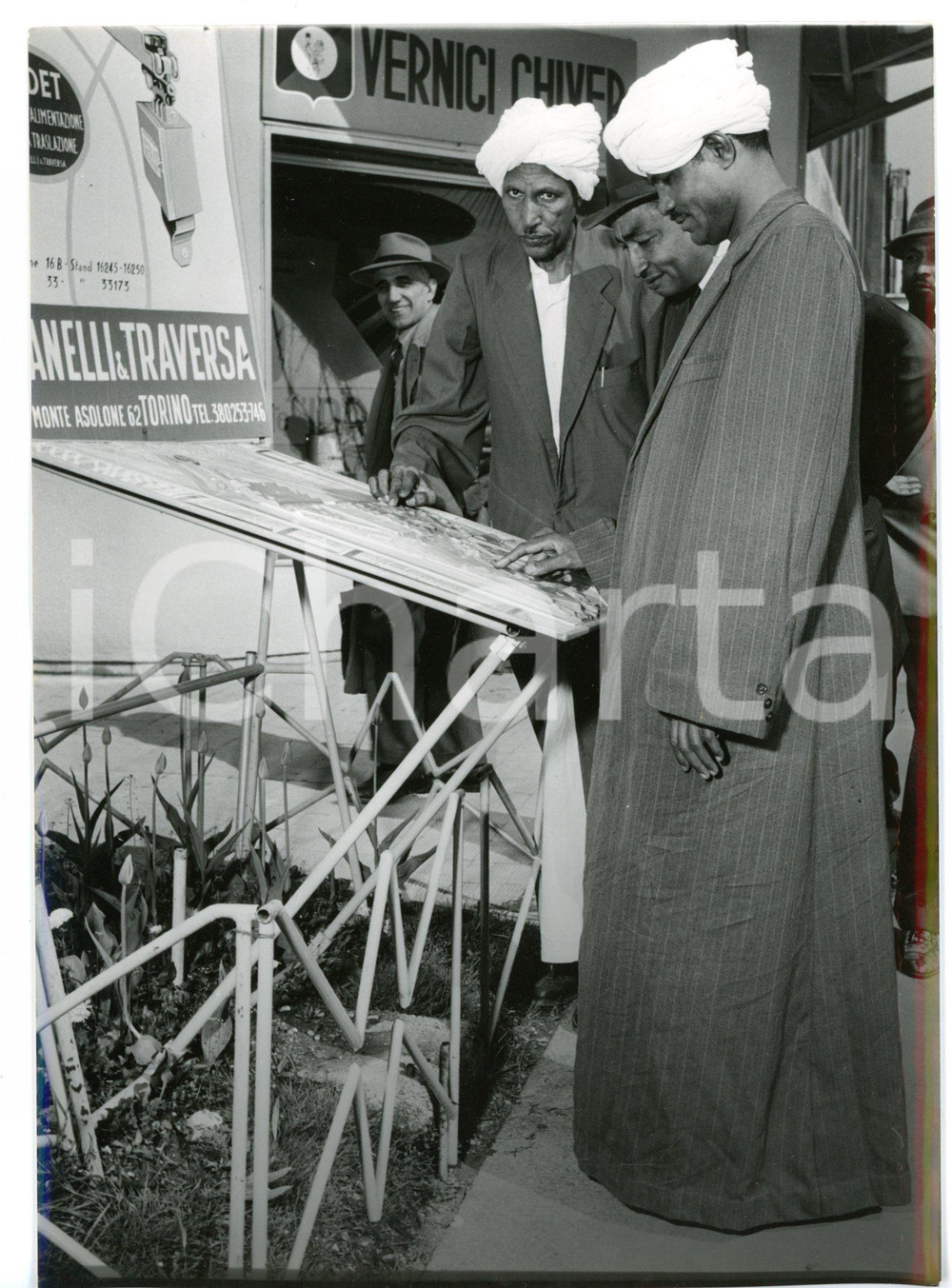 1957 MILANO Fiera Campionaria - Indiani visitano un padiglione *Foto 13x18
