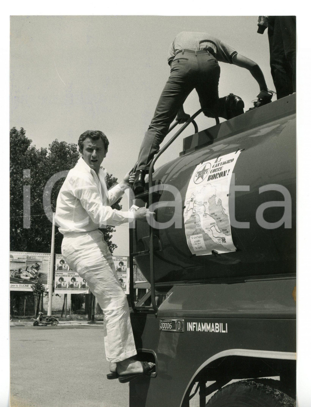 1966 MACERATA Plinio MAGGI sale su un'autocisterna per promozione CANTAGIRO