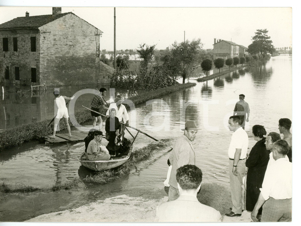 1957 ALLUVIONE DEL POLESINE - ISOLA DI ARIANO Abitanti in barca per le strade
