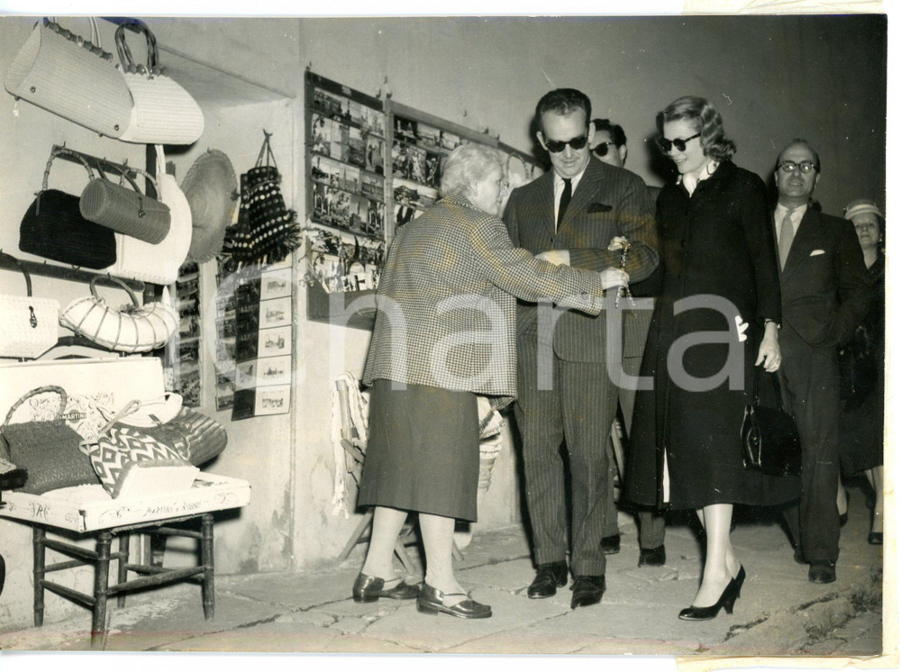 1957 FIESOLE (FI) Grace KELLY e Ranieri III ricevono omaggio di una negoziante