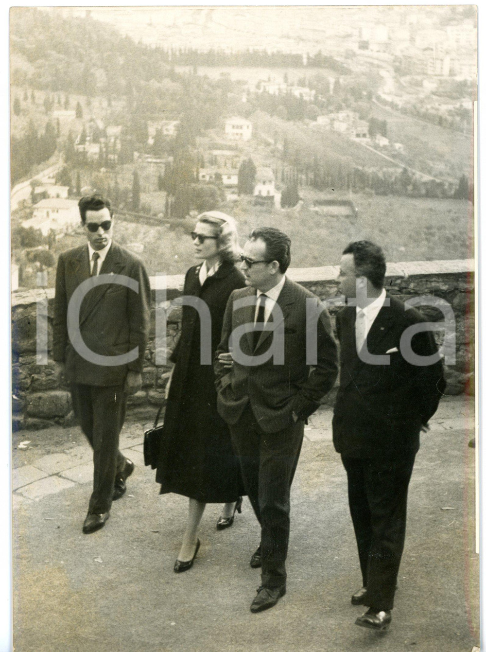 1957 FIESOLE (FI) Grace KELLY e Ranieri III in villeggiatura *Foto 13x18 cm Fotografia d'epoca con didascalia coeva al verso. CONDIZIONI: G (ma lieve alone diffuso)FORMATO: 13x18 cm     originale e autentica 1