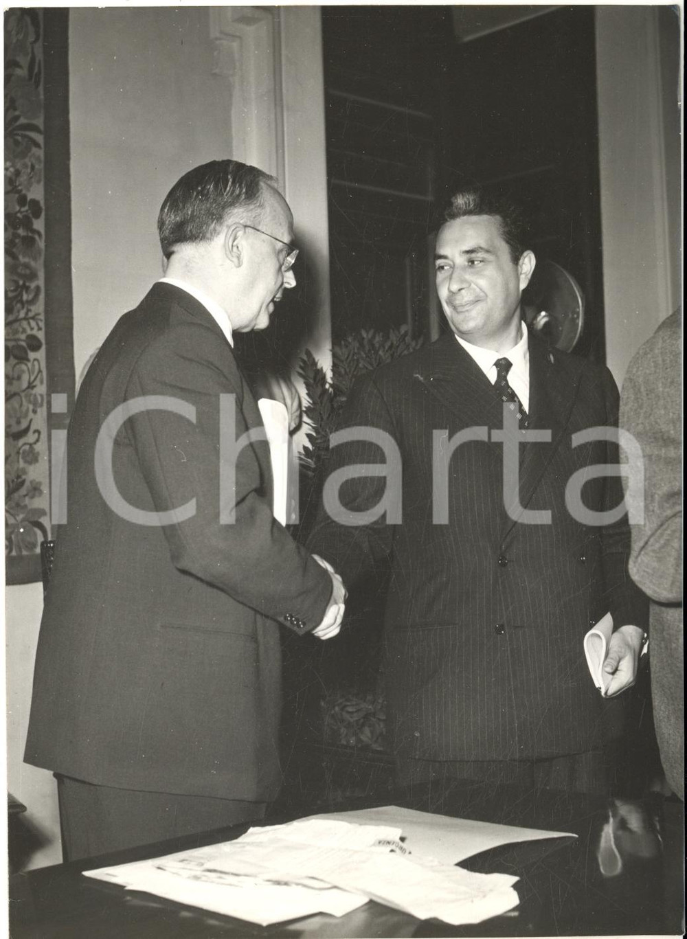 1956 ROMA Congresso Giuristi Cattolici - Aldo MORO Francesco SANTORO PASTORELLI