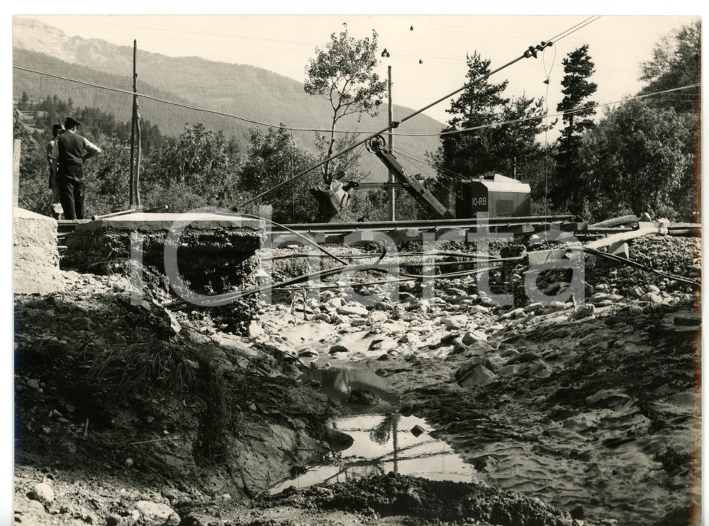 1957 AREA DI TORINO Esondazione DORA - Binari ferroviari sospesi tra le macerie