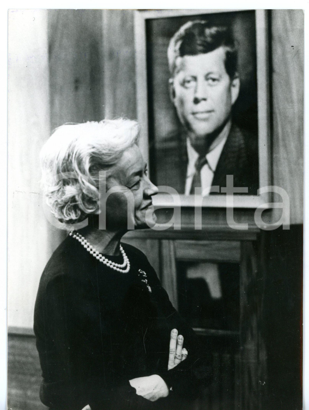 1964 MAINE (USA) Margaret CHASE SMITH con ritratto John FITZGERALD KENNEDY *Foto