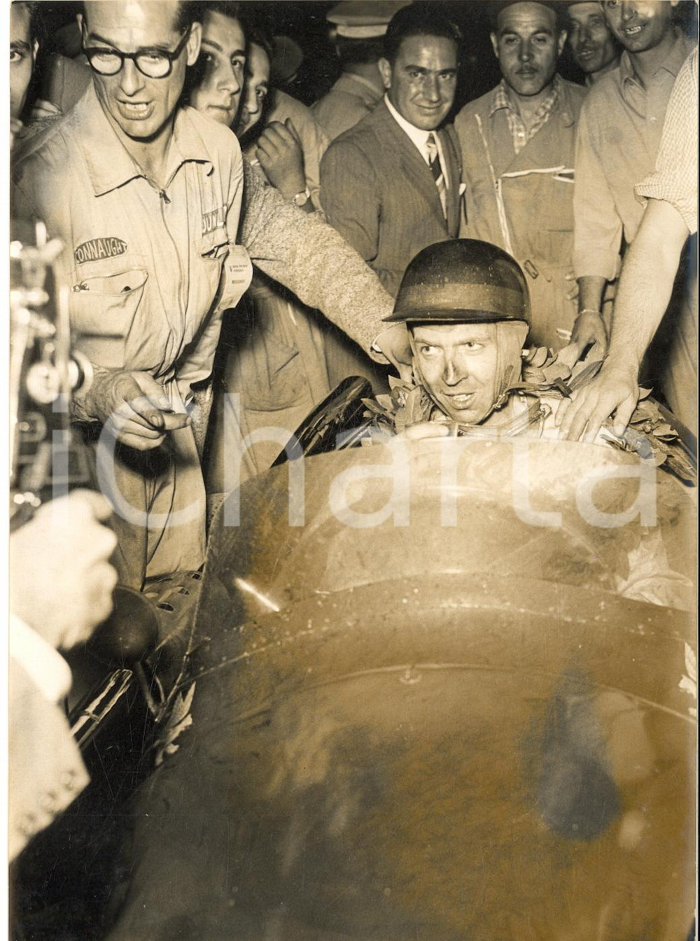 1955 AUTOMOBILISMO GP DI SIRACUSA Il vincitore Tony BROOKS all'arrivo *Foto