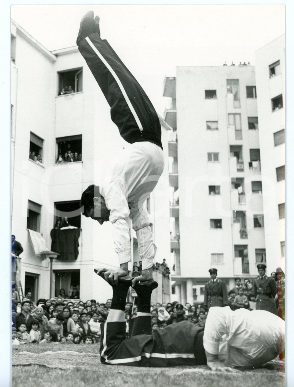1959 NAPOLI Acrobati durante spettacolo circense in piazza *Fotografia 13x18 cm