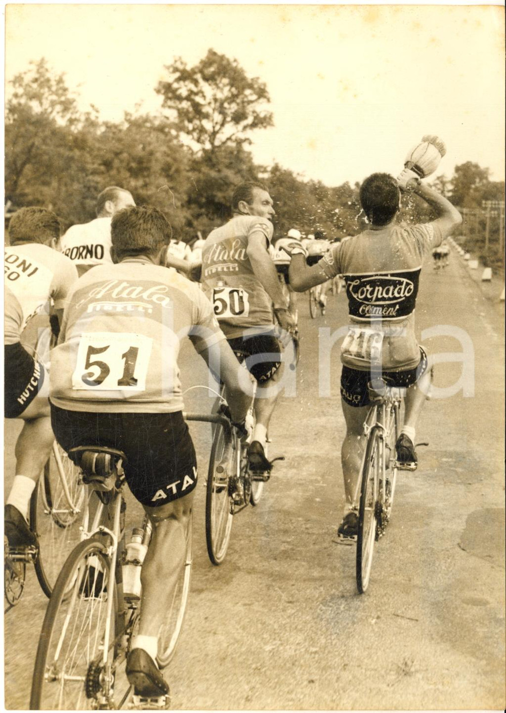 1958 CICLISMO GIRO D'ITALIA Rinfresco volante per Sante RANUCCI - Foto 13x18 cm