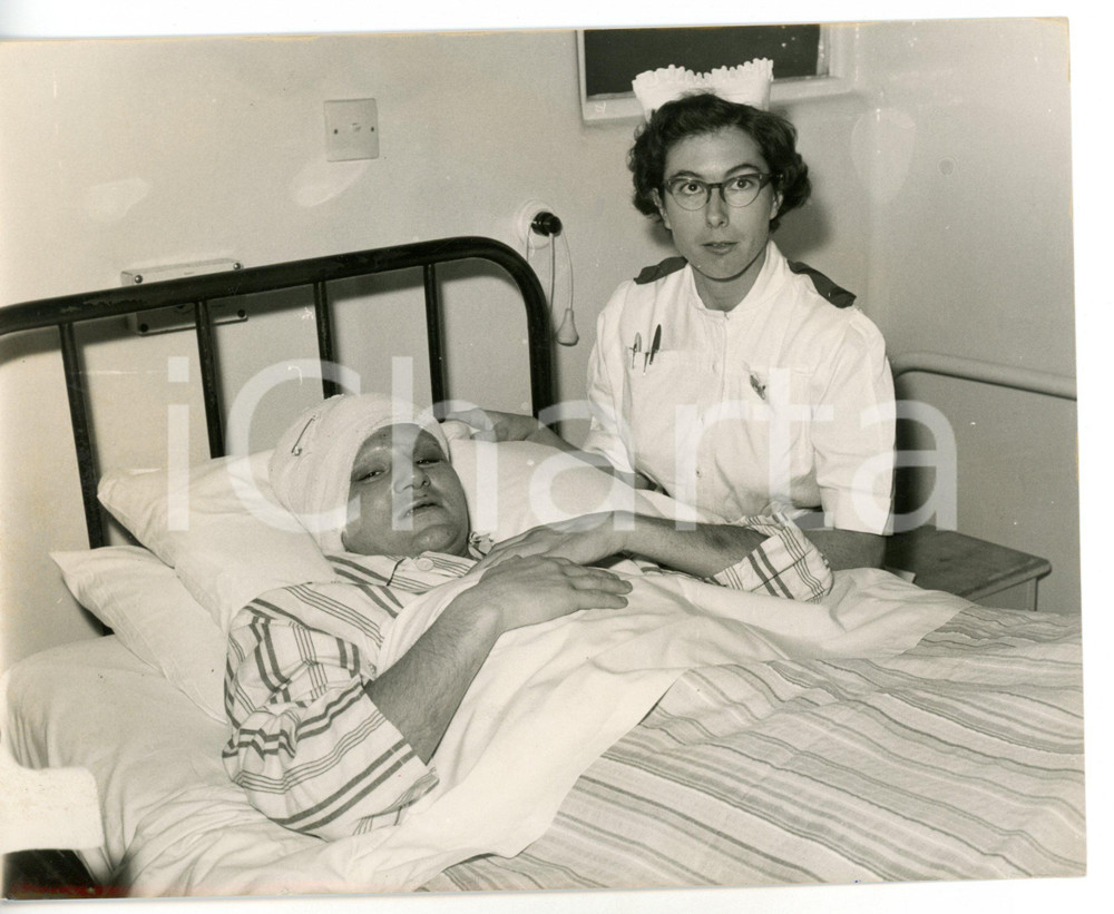 1960 WEMBLEY GENERAL HOSPITAL Bobby NEILL tended by Sister ROBERTS *Foto 20x15